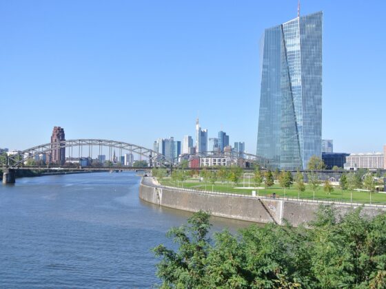 Blick auf die EZB in Frankfurt am Main. Foto: Klaus Wehrle via Pixabay.